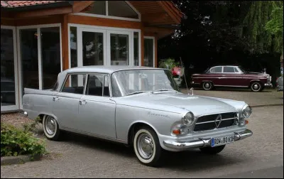 Est-ce une Renault ? Que nenni. En dépit du large losange qui orne sa calandre, cette berline cossue est une voiture allemande, la dernière de son constructeur avant sa disparition. Saurez-vous retrouver le nom de cette voiture ?