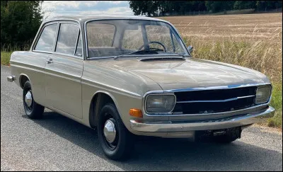 De l'autre côté du mur, c'est le nom d'une prestigieuse marque allemande de l'avant guerre qui est remis sur le marché avec cette berline familiale au style sobre et moderne, avec un succès qui perdure encore aujourd'hui. Quelle est cette voiture ?