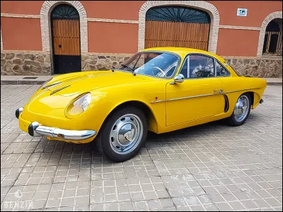 Véritable ébauche du mythe roulant que sera sa remplaçante, ce petit coupé sportif français a véritablement introduit la silhouette de la "berlinette". Quelle est donc cette voiture ?