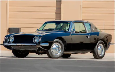 Véritable OVNI dans le paysage automobile de l'époque, ce coupé de luxe américain aux caractéristiques modernes survivra à son constructeur avec la reprise de sa production par plusieurs entrepreneurs successifs. Quel est cet étonnant modèle ?