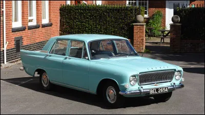 La silhouette carrée de cette grosse berline britannique tranchait singulièrement avec les modèles précédents. Quelle est cette voiture qui reprend le nom d'un ancien luxueux modèle de la filiale haut de gamme de son constructeur ?