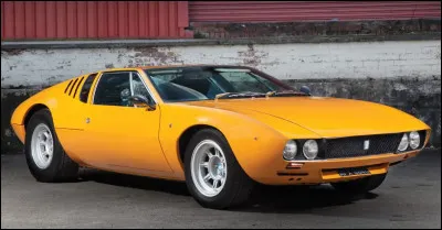 A la fin de la décennie, plusieurs constructeurs emboiteront le pas de Lamborghini et sa superbe Miura avec leurs propres supercars à moteur central arrière. Cette sportive italienne à moteur américain est une de celles-ci. Comment se nomme-t-elle ?