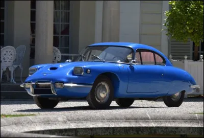 Avec sa carrosserie aérodynamique en polyester et son petit bicylindres, cette voiture de sport misait plus sur l'efficacité de sa silhouette que sa puissance. Comment se nomme ce rare coupé nanti d'un joli palmarès ?