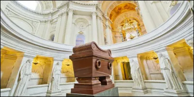 Quel monstre de l'Antiquité grecque était le roi des Géants de Thrace ?