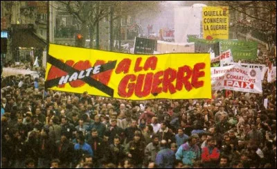 En octobre 1990, il fait partie de l'Appel des 75 contre ... (Complétez !)