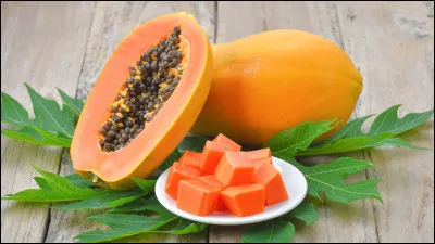 Le fruit que vous pouvez voir sur cette image est une papaye.