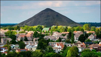 Nous pouvons voir de nombreux terrils dans le département du Pas-de-Calais.
