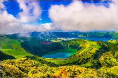 Où se situe l'archipel des Açores ?