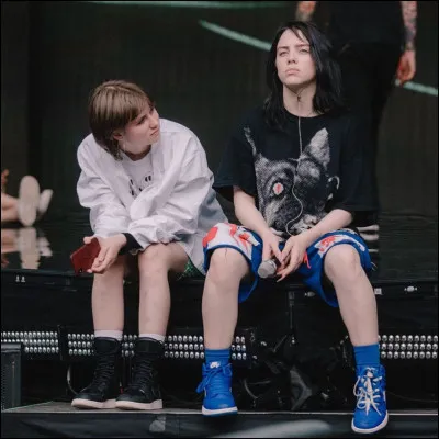 Sa soeur, si elle en a une, l'accompagne-t-elle à ses concerts (principalement) ?