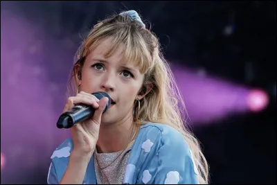 Chanson N&deg;7 : "Bruxelles je t'aime", de Angele ; compl&eacute;tez : "Paris m'appelle quand je veux rentrer chez moiQuand le ciel ___ et la pluie me manquentJe vais mieux quand j'te voisLes villes sont belles mais moi je ne pense qu'&agrave; toiQuand mon pays et ma ville me manquentMoi je ne t'oublie pasOn n'a pas la plus longue de toutes les histoiresOn le sait on n'a pas toujours gagn&eacute;Et d'habitude, j'ai l'attitude"