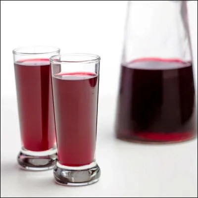 Quel fruit a commencé à être cultivé en France au XVIIIe siècle pour ses vertus médicinales avant de devenir populaire au XIXe siècle pour deux boissons alcoolisées ?