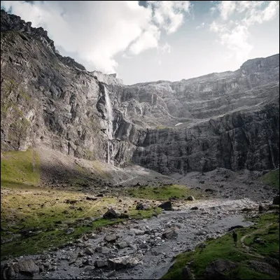Comment appelle-t-on une enceinte naturelle de forme circulaire formée par une dépression glaciaire ou volcanique, comme à Gavarnie ?