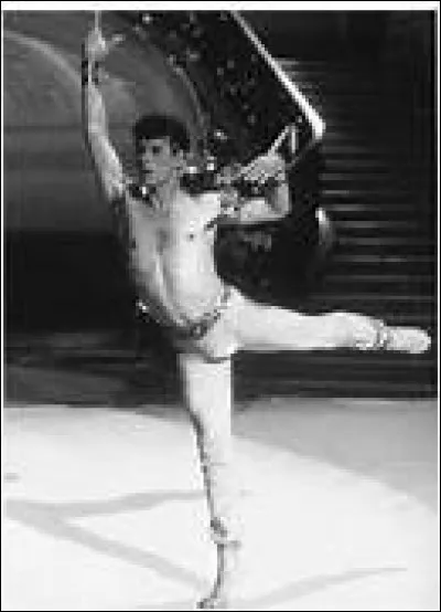 Quel événement grave subit-il en 2000 ?