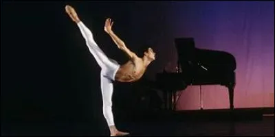 Dans laquelle de ces villes a-t-il ouvert sa propre école de danse ?