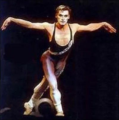 A quel échelon intègre-t-il le corps de ballet de l'Opéra de Paris à ses 16 ans ?