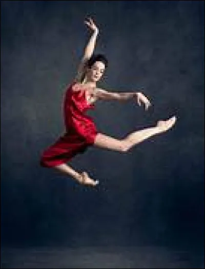 A quel âge Amandine Albisson est-elle entrée dans le corps de ballet de l'Opéra national de Paris ?