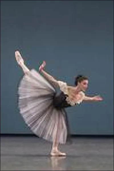 A quel âge Laura Hecquet est-elle passée danseuse étoile ?