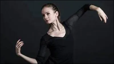 A quel âge Léonore Baulac a-t-elle passé son premier concours international ?