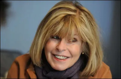 Qui est cette écrivaine, auteure de la trilogie ''La mariée portait des bottes jaunes'' ?