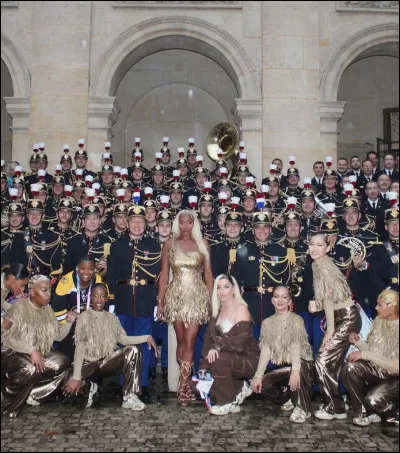 Aya Nakamura et la garde républicaine