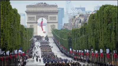 Par qui a été chantée ''Aux Champs Élysées" ?