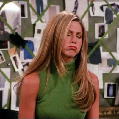 De quelle couleur la robe de Rachel durant sa première entrée dans la série est-elle ?