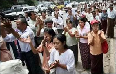 De quelle loi l'instauration a-t-elle empêché Aung San Suu Kyi de devenir présidente de la Birmanie ?