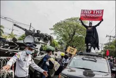 En novembre 2005, vers quelle ville l'ancienne capitale est-elle transférée ?