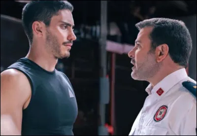 Quel est le métier des personnages principaux de la série mexicaine ''Sous la braise'' datant de 2022 ?