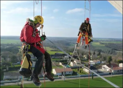 Quel est le nom de ces travailleurs équipés de cordes, d'un harnais et d'un casque, spécialistes des travaux en hauteur ou difficiles d'accès ?
