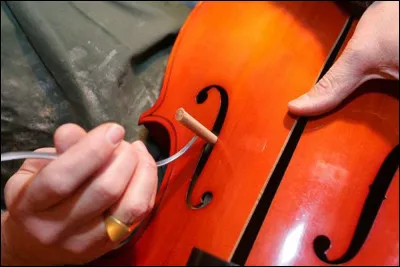 Quel est le nom cette petite pièce d'épicéa placée à l'intérieur de la caisse de résonance d'un instrument à cordes ?