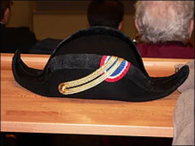 Il a supplanté le tricorne dans les années 1770 par commodité. À l'époque, les perruques étaient si hautes qu'un chapeau n'y tenait pas. 
Comment s'appelle ce chapeau ?