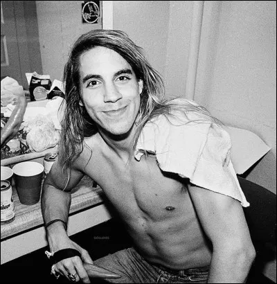 À quoi Anthony Kiedis était-il addict aux débuts du groupe, ce qui a engendré des mécontentements entre eux ?