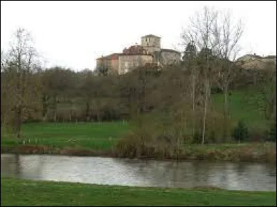 Allez c'est reparti ! Nous partons en Nouvelle-Aquitaine, à Manot. Village de l'arrondissement de Confolens, surplombant la Vienne, il se situe dans le département ...