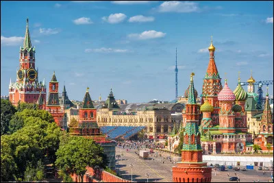 Quelle ville de Russie s'est appelée, à un moment de l'Histoire, Petrograd, puis Leningrad ?