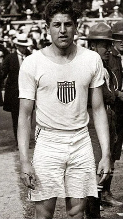 Qui détient actuellement le record de course du 100 mètres ?