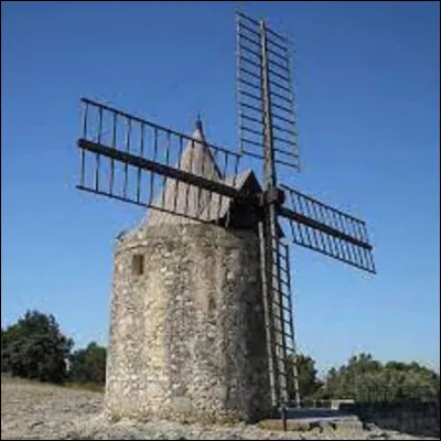 Recueil de nouvelles d'Alphonse Daudet, ''Lettres de mon moulin'' paru en 1869. Le titre de cet ouvrage fait référence au moulin Saint-Pierre, situé sur la commune de Fontvieille. Classé monument historique depuis le 6 mars 1931, dans quel département de la région Provence-Alpes-Côte d'Azur se situe ce bâtiment ?