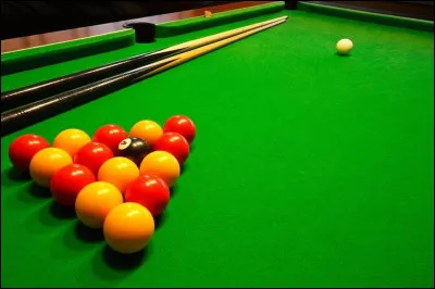 Au billard anglais, la boule noire doit être rentrée dans un trou au début de la partie, avant toutes les autres boules.