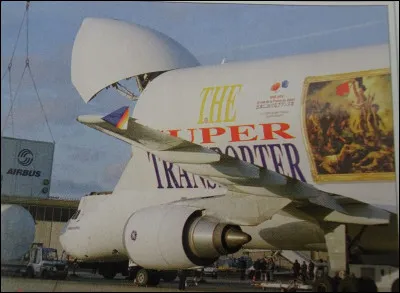 1999 - Dubaï - À bord du Beluga, des uvres d'art sont en partance pour le Japon. À l'escale de Dubaï, les autorités font preuve d'une rigueur certaine et exigent que la reproduction de la peinture qui orne le fuselage de l'avion, soit masquée. Quelle est cette toile et pourquoi ?