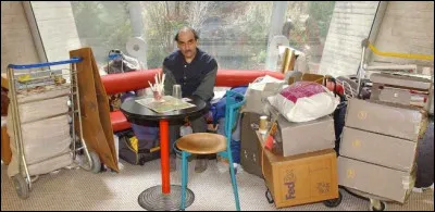 1999 - France - Son titre de séjour délivré, Mehran Karem Nasseri va enfin pouvoir quitter le Terminal 1 de l'aéroport Charles-de-Gaulle de Roissy, après y avoir passé presque 16 ans. Touché par cette histoire hors du commun, Steven Spielberg est entré en relation avec ce "passager" insolite. Quelle suite a-t-il donné à cet échange invraisemblable ?