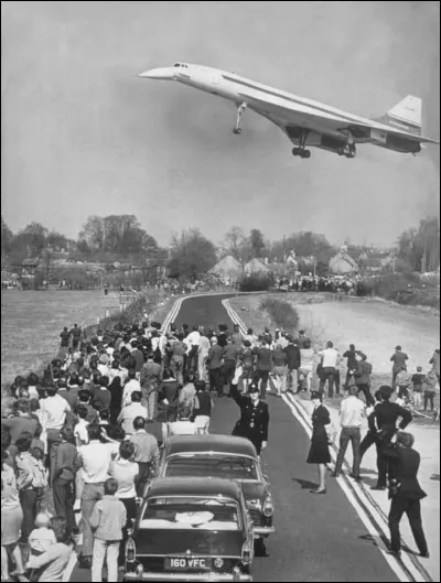 2000 - Pour mémoire - Le 25 juillet, en partance pour New York, le supersonique Concorde d'Air France décolle de Roissy. Il s'écrase deux minutes plus tard à Gonesse. Un drame indélébile qui marquera l'histoire de l'aviation française et celle du Concorde. Quelles sont les origines de cet accident qui a causé la mort de 113 personnes ?