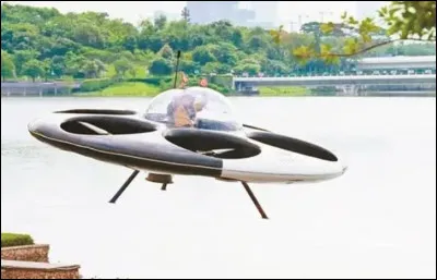 2023 - Chine - Conçue par des ingénieurs, cette soucoupe volante a effectué son tout premier vol d'essai à Shenzen. Cet avion du futur semble tout droit sorti d'un film de science-fiction des années 60. Mais, le doute est permis, y a-t-il un pilote dans l'avion ?