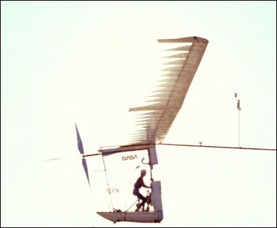 1979 - La folie des hommes. L'Albatros de Bryan Allen est parti à 7 h du matin des côtes anglaises pour atterrir 2 h 49 min plus tard au Cap Gris Nez en France. Soixante ans plus tôt, Blériot a mis 37 minutes pour relier les côtes anglaises. Qu'est-ce qui a bien pu caractériser un tel écart ?