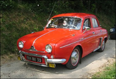 Quel était le poids (poids à vide) d'une Renault Dauphine ?