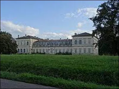 Je vous emmène en Nouvelle-Aquitaine à la découverte du château de Sauveterre-Saint-Denis. Commune de l'aire d'attraction d'Agen, elle se situe ...