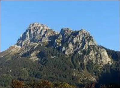 La dent d'Oche est une montagne qui se situe pas loin de la frontière franco-suisse. Culminant à 2 221 m, dans quel département de la région Rhône-Alpes pourrez-vous la voir ?