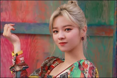 Qui sourit sur la photo ?