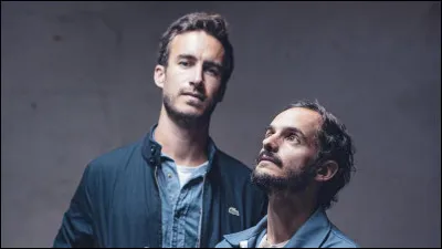 D'après les paroles d'une chanson du groupe ''Boulevard des Airs'', le chanteur est de ceux qui restent plantés à Berlin.