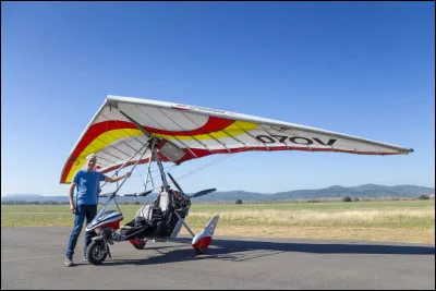 Quel sport aérien pratique cet homme ?