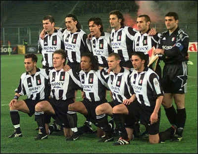 Malgré des buts, des passes décisives et des trophées à la pelle, les deux plus grandes désillusions de Zidane à la Juve sont sûrement les deux finales consécutives de Ligue des champions perdues en 1997 et 1998. Contre qui les joueurs de la Juve perdent-ils ?
